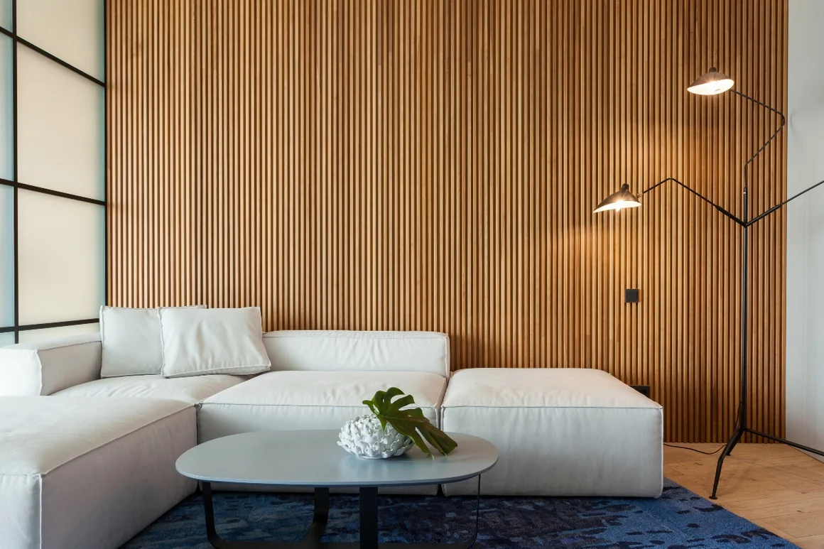 Wohnzimmer mit Holzlattenwand